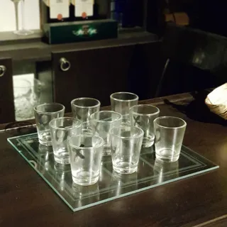 لیوانهای کوچک وسینی شیشه