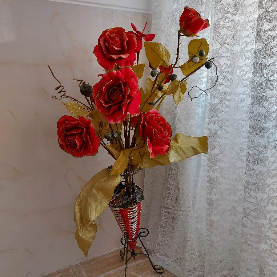 گلدان با دسته گل رز مخمل