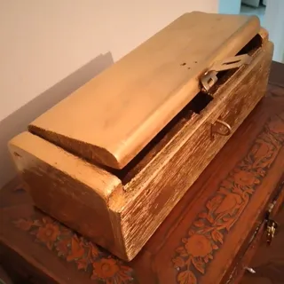 جعبه چوبی طلایی