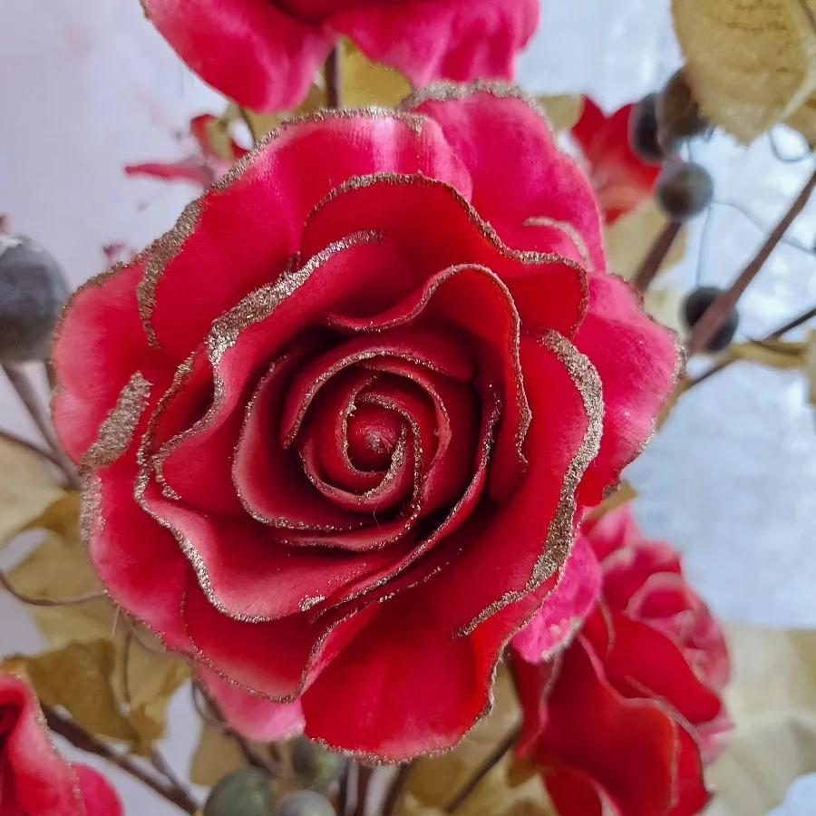 گلدان با دسته گل رز مخمل