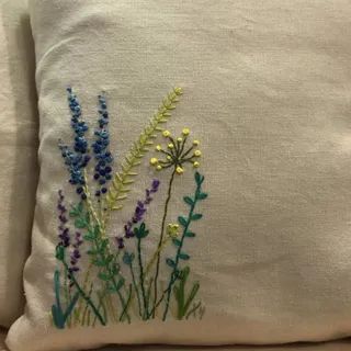 کوسن گلدوزی شده