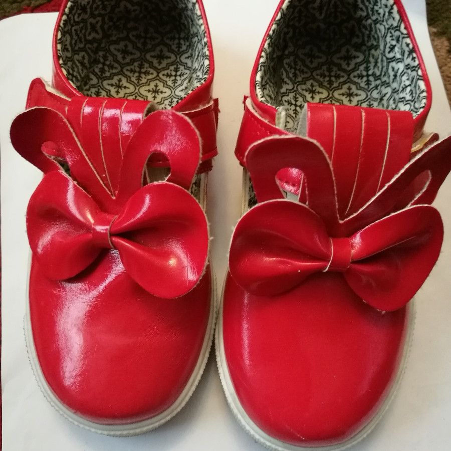 کفش قرمز دخترانه