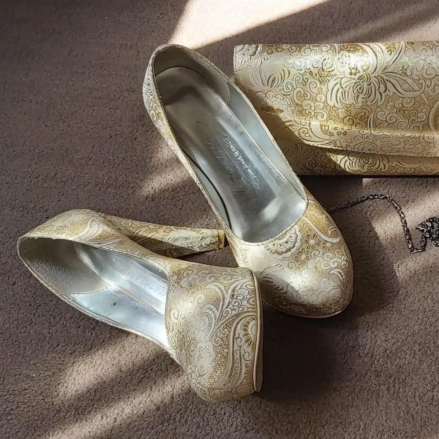 کفش پاشنه بلند طلایی