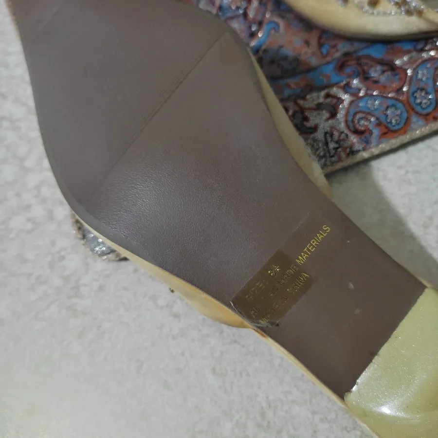 صندل طلایی پاشنه دار