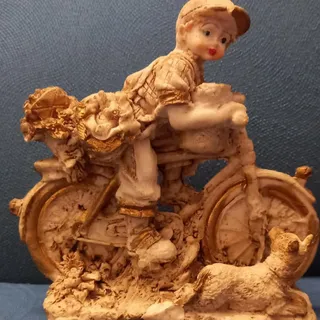 مجسمه پسر دوچرخه سوار