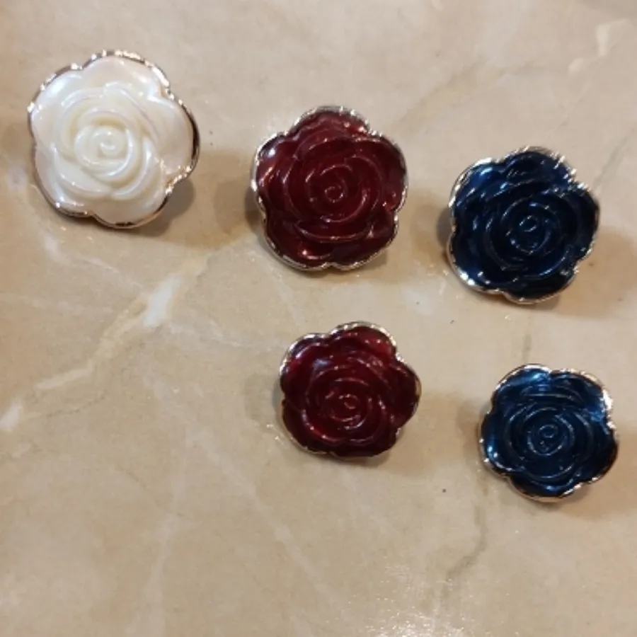 دگمه لباس طرح گل